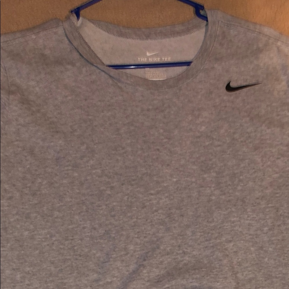 Grey shirt sleeve Nike tee